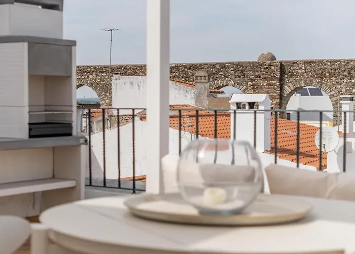 Aqueduct View House